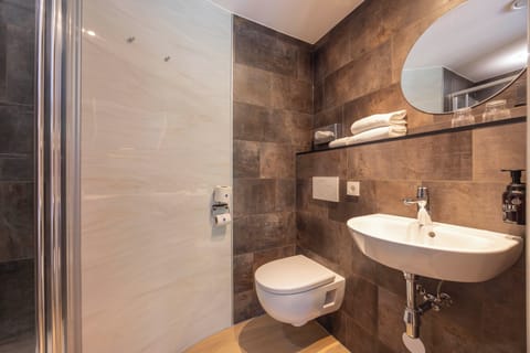 Luxury Double Room | Bathroom | Eco-friendly toiletries, hair dryer, towels