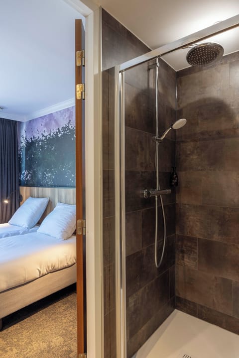 Luxury Double Room | Bathroom | Eco-friendly toiletries, hair dryer, towels