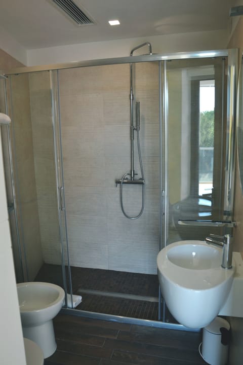 Deluxe Room (Orchidea) | Bathroom | Rainfall showerhead, free toiletries, hair dryer, bidet