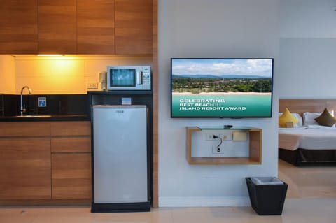 Suite | 1 bedroom, in-room safe, desk, blackout drapes