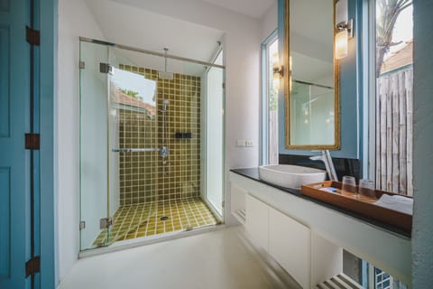 Deluxe Twin - Poolside | Bathroom | Shower, rainfall showerhead, free toiletries, hair dryer