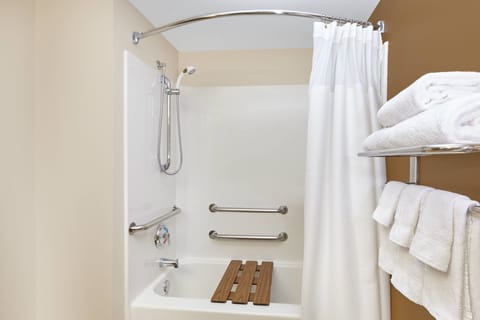 Combined shower/tub, free toiletries, hair dryer, towels