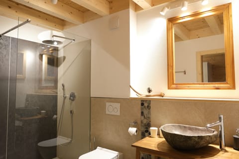 Panoramic Suite (La Montagne) | Bathroom | Shower, eco-friendly toiletries, hair dryer, towels