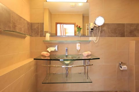 Combined shower/tub, hair dryer, towels