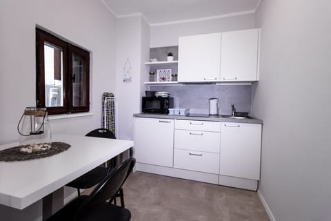 Apartment (2. V) | Private kitchenette | Fridge, microwave, stovetop, coffee/tea maker