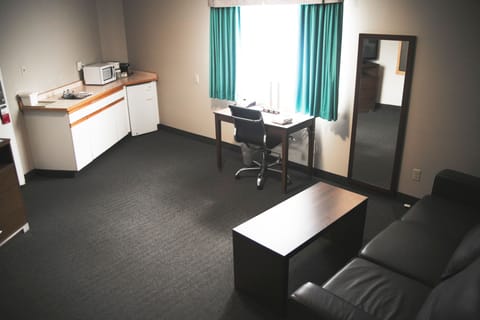 Suite, 1 King Bed, Non Smoking | Desk, soundproofing, iron/ironing board, free cribs/infant beds