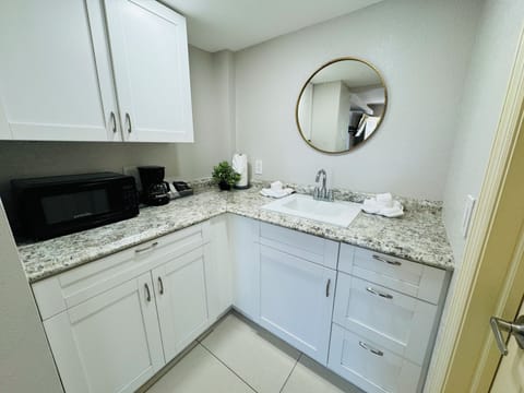 Standard Queen Room | Private kitchenette | Fridge, microwave, coffee/tea maker, electric kettle