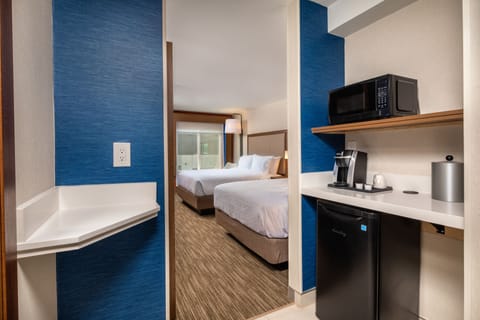 Standard Room, 2 Queen Beds | Premium bedding, in-room safe, desk, laptop workspace