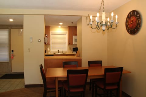 Condo, 1 Bedroom | In-room dining