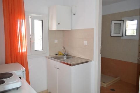 Standard Room | Private kitchenette | Fridge, stovetop, electric kettle, cookware/dishes/utensils