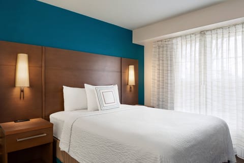 Premium bedding, in-room safe, desk, laptop workspace