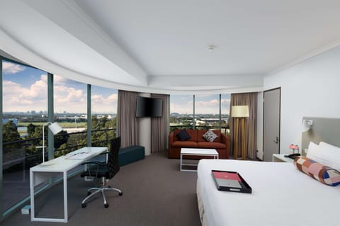 Panoramic Suite | Minibar, desk, laptop workspace, blackout drapes