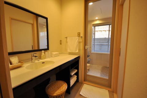 Karaku Suite, Non Smoking | Bathroom | Combined shower/tub, free toiletries, hair dryer, slippers