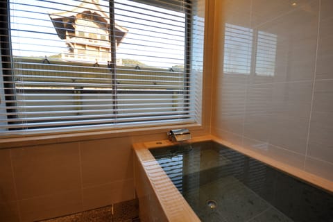 Karaku Suite, Non Smoking | Bathroom | Combined shower/tub, free toiletries, hair dryer, slippers