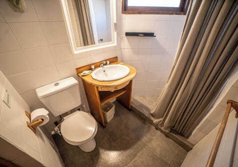 Deluxe Cabin (CABAÑA DEL BOSQUE) | Bathroom | Rainfall showerhead, free toiletries, hair dryer, bidet