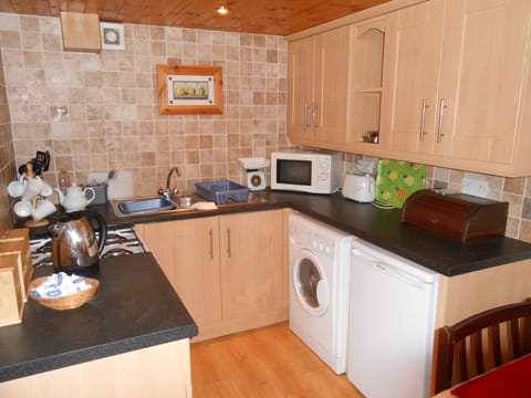 Family Cottage, 2 Bedrooms | Private kitchen | Fridge, microwave, oven, stovetop