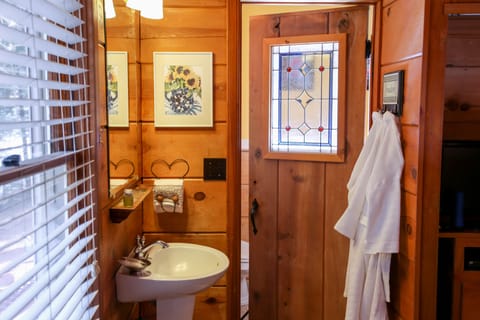 Ponderosa Suite | Bathroom | Separate tub and shower, jetted tub, free toiletries, hair dryer