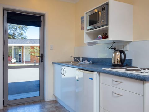 Studio | Private kitchenette | Fridge, microwave, stovetop, coffee/tea maker