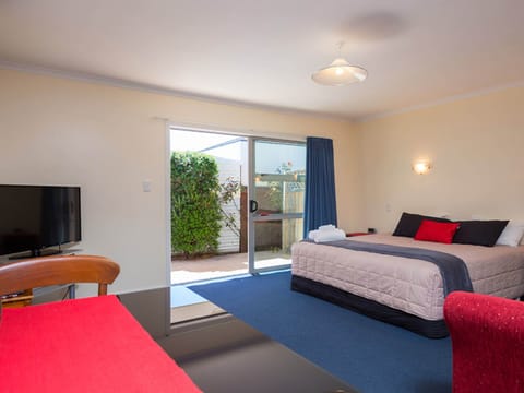 Studio | Premium bedding, in-room safe, iron/ironing board, free WiFi