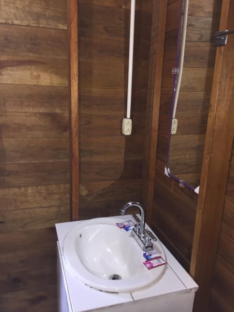 Shower, rainfall showerhead, free toiletries, towels