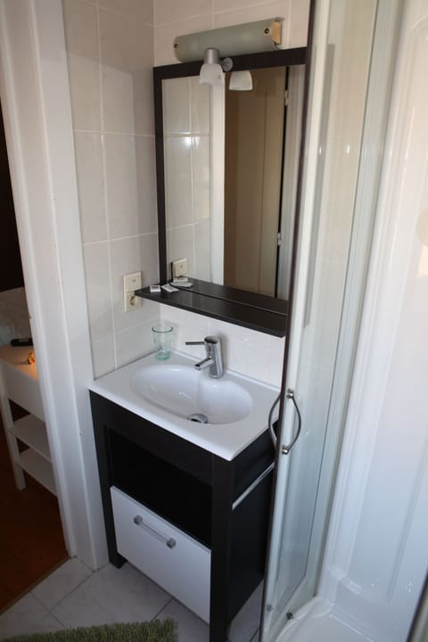 Double Room | Bathroom sink