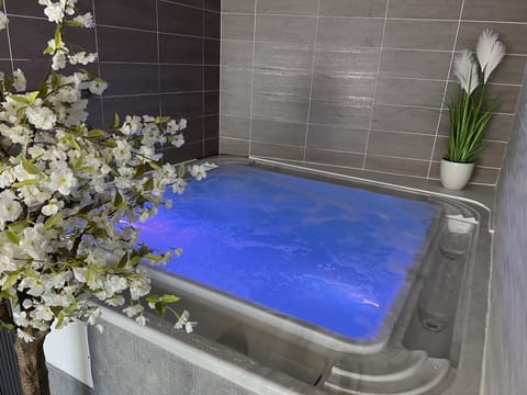 Private spa tub