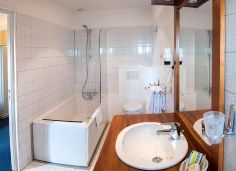 Triple Room | Bathroom | Hair dryer, towels, soap, shampoo