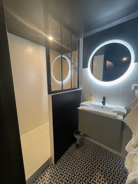 Comfort Quadruple Room | Bathroom | Hair dryer, towels