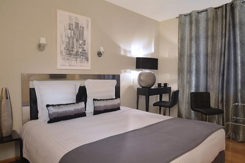 Desk, blackout drapes, free WiFi, bed sheets