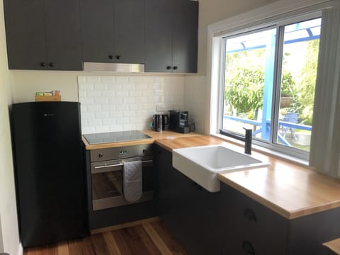 Deluxe Studio Suite | Private kitchen | Fridge, microwave, oven, stovetop