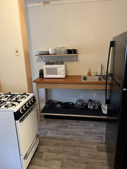 5B | Private kitchen | Fridge, microwave, coffee/tea maker, cookware/dishes/utensils