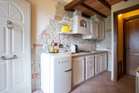 Apartment, Annex Building (Scuola 1) | Private kitchen | Full-size fridge, microwave, stovetop, espresso maker