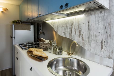 Deluxe Bungalow, Kitchen | Private kitchen | Shared fridge, microwave