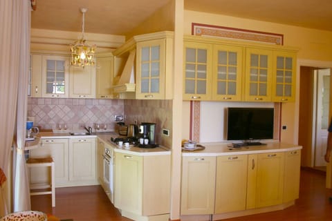 Traditional Villa, 6 Bedrooms, Private Pool, Garden View | Private kitchen | Full-size fridge, microwave, oven, stovetop