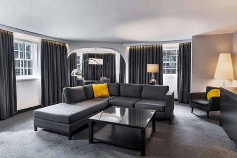 Suite (Royal) | Premium bedding, in-room safe, desk, laptop workspace