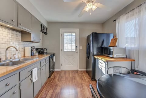 Apartment (2 Bedrooms) | Private kitchen | Full-size fridge, oven, stovetop, dishwasher
