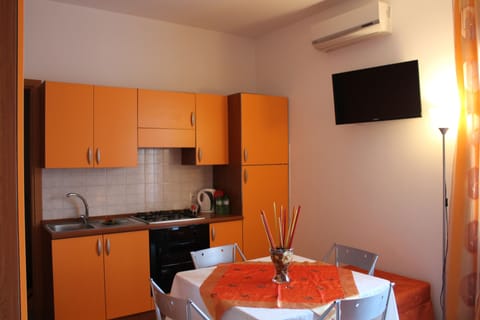 Studio (2 pax) | Private kitchen | Fridge, coffee/tea maker, electric kettle, highchair