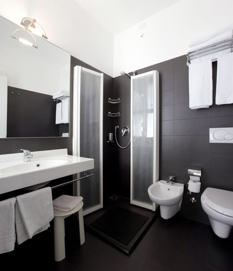 Standard Double or Twin Room | Bathroom | Shower, rainfall showerhead, free toiletries, hair dryer