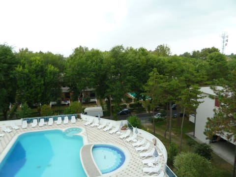 Seasonal outdoor pool, pool umbrellas, sun loungers