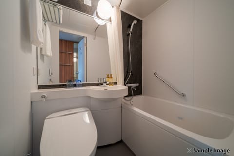 Combined shower/tub, free toiletries, hair dryer, slippers