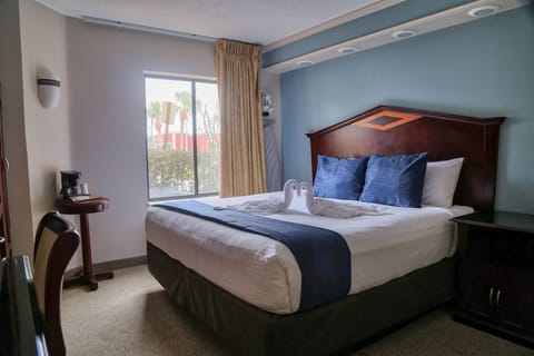 Standard Room, 1 King Bed | Desk, blackout drapes, soundproofing, iron/ironing board