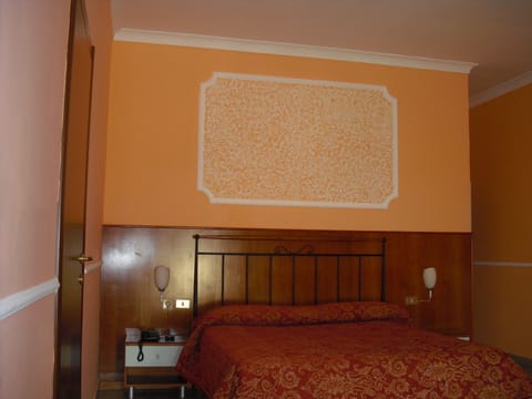 Double Room | Minibar, desk, free wired internet, bed sheets