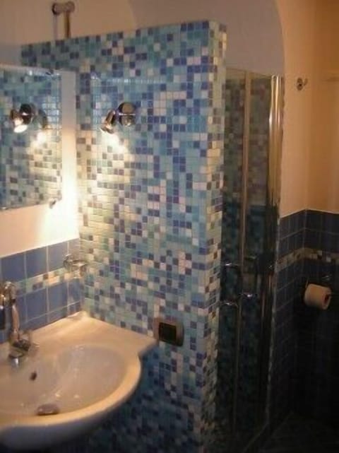 Shower, free toiletries, hair dryer, bidet