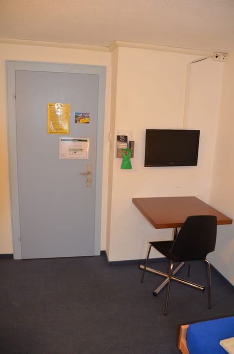 Single Room, Shared Bathroom | In-room safe, desk, blackout drapes, cribs/infant beds