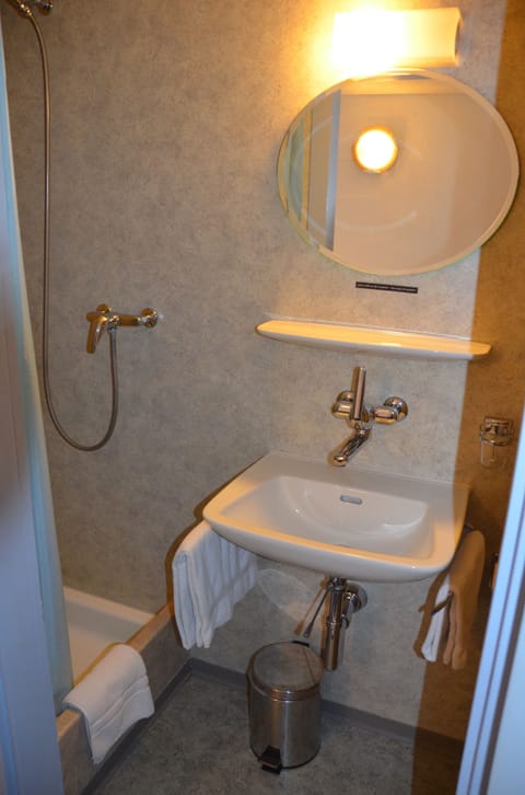 Comfort Single Room | Bathroom shower