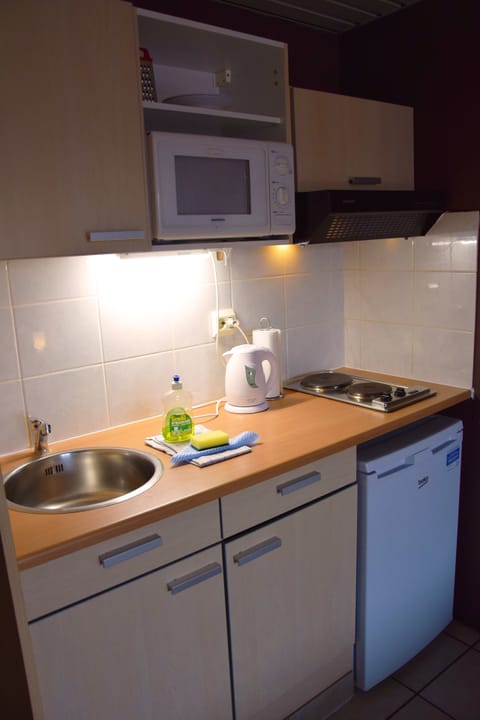 Studio, 2 Twin Beds | Private kitchenette | Fridge, microwave, coffee/tea maker, electric kettle