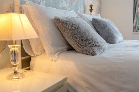 Double Room (Standard Suite) | Individually furnished, iron/ironing board, bed sheets