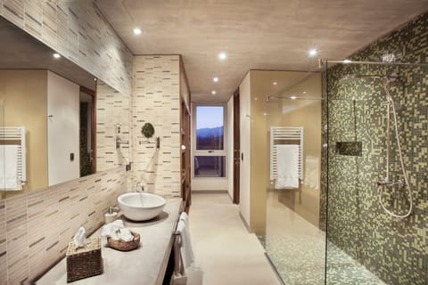 Duplex (SUITE GRAN RESERVA) | Bathroom | Designer toiletries, hair dryer, bathrobes, slippers