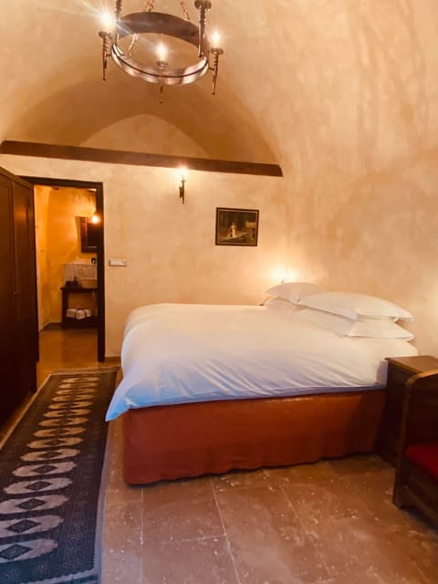 Suite (Knights Chamber) | In-room safe, soundproofing, iron/ironing board, free WiFi