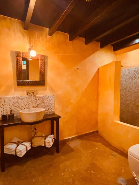 Suite (Knights Chamber) | Bathroom | Combined shower/tub, free toiletries, hair dryer, bathrobes